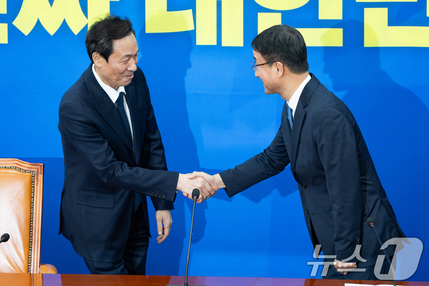 (서울=뉴스1) 유승관 기자 = 한병도 더불어민주당 신임 원내대표가 12일 서울 여의도 국회에서 우상호 청와대 정무수석을 접견, 악수하고 있다. 2026.1.12/뉴스1