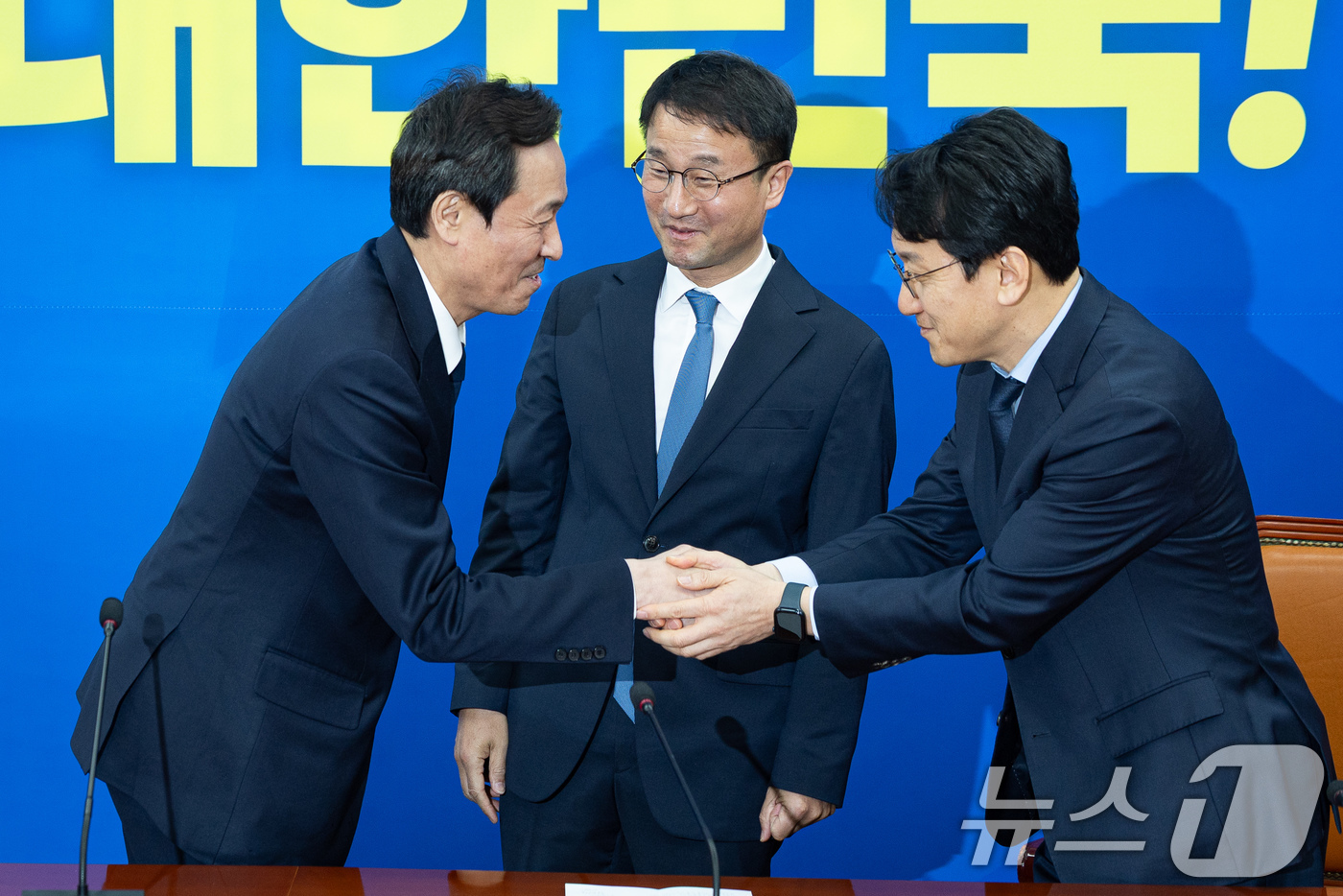 (서울=뉴스1) 유승관 기자 = 한병도 더불어민주당 신임 원내대표가 12일 서울 여의도 국회에서 우상호 청와대 정무수석을 접견하고 있다. 오른쪽은 천준호 신임 원내운영수석부대표. …