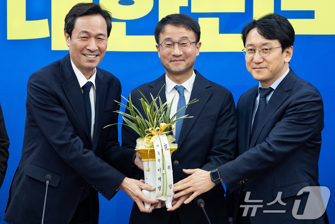 (서울=뉴스1) 유승관 기자 = 한병도 더불어민주당 신임 원내대표가 12일 서울 여의도 국회에서 우상호 청와대 정무수석을 접견, 이재명 대통령의 취임축하 난을 받아 들고 기념 촬영 …