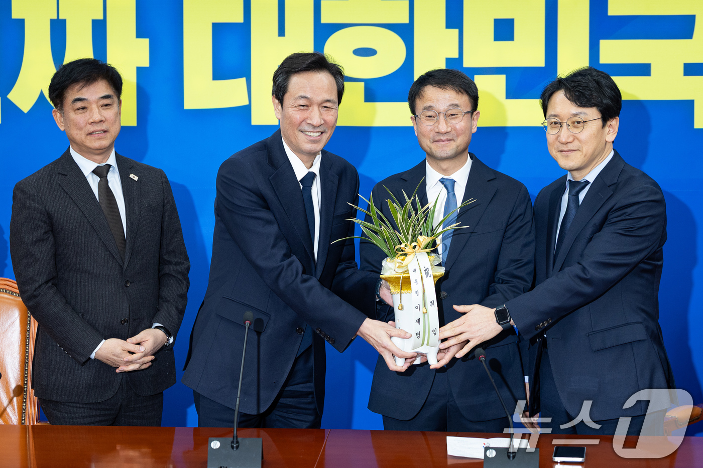 (서울=뉴스1) 유승관 기자 = 한병도 더불어민주당 신임 원내대표가 12일 서울 여의도 국회에서 우상호 청와대 정무수석을 접견, 이재명 대통령의 취임축하 난을 받아 들고 기념 촬영 …