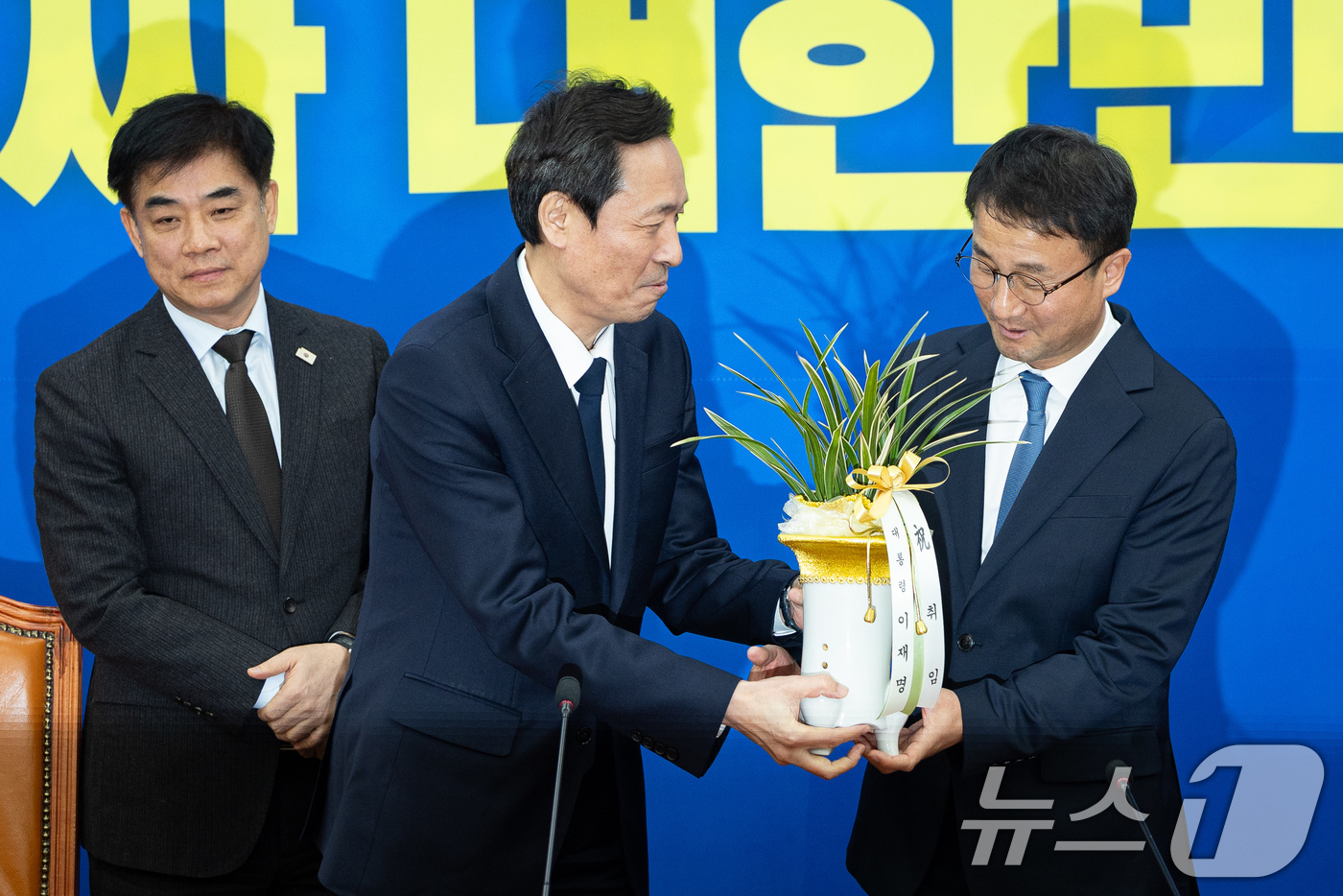 (서울=뉴스1) 유승관 기자 = 한병도 더불어민주당 신임 원내대표가 12일 서울 여의도 국회에서 우상호 청와대 정무수석을 접견, 이재명 대통령의 취임축하 난을 받아 들고 있다. 왼 …