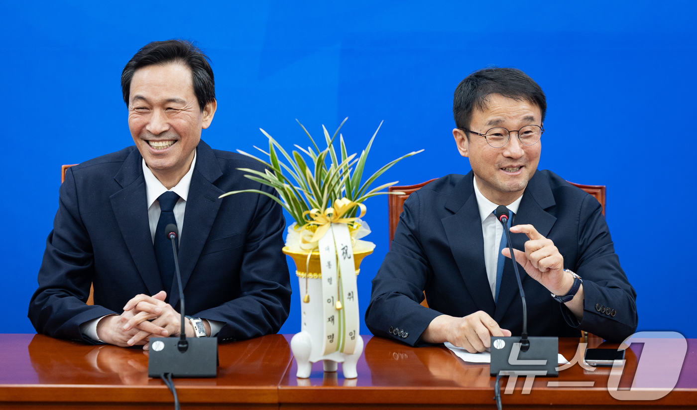 (서울=뉴스1) 유승관 기자 = 한병도 더불어민주당 신임 원내대표가 12일 서울 여의도 국회에서 우상호 청와대 정무수석을 접견하고 있다. 2026.1.12/뉴스1