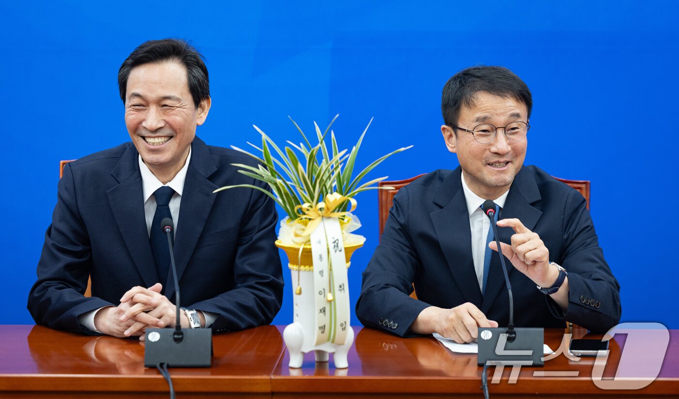 본문 이미지 - 한병도 더불어민주당 신임 원내대표가 12일 서울 여의도 국회에서 우상호 청와대 정무수석을 접견하고 있다. 2026.1.12/뉴스1 ⓒ News1 유승관 기자