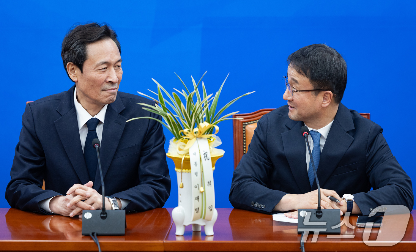 (서울=뉴스1) 유승관 기자 = 한병도 더불어민주당 신임 원내대표가 12일 서울 여의도 국회에서 우상호 청와대 정무수석을 접견하고 있다. 2026.1.12/뉴스1