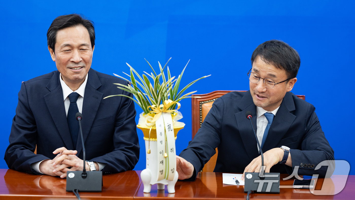 (서울=뉴스1) 유승관 기자 = 한병도 더불어민주당 신임 원내대표가 12일 서울 여의도 국회에서 우상호 청와대 정무수석을 접견하고 있다. 2026.1.12/뉴스1