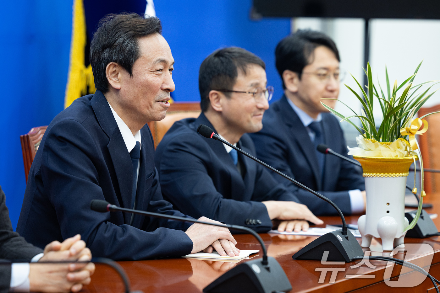 (서울=뉴스1) 유승관 기자 = 우상호 청와대 정무수석이 12일 서울 여의도 국회에서 한병도 더불어민주당 신임 원내대표의 취임을 축하하고 있다. 2026.1.12/뉴스1