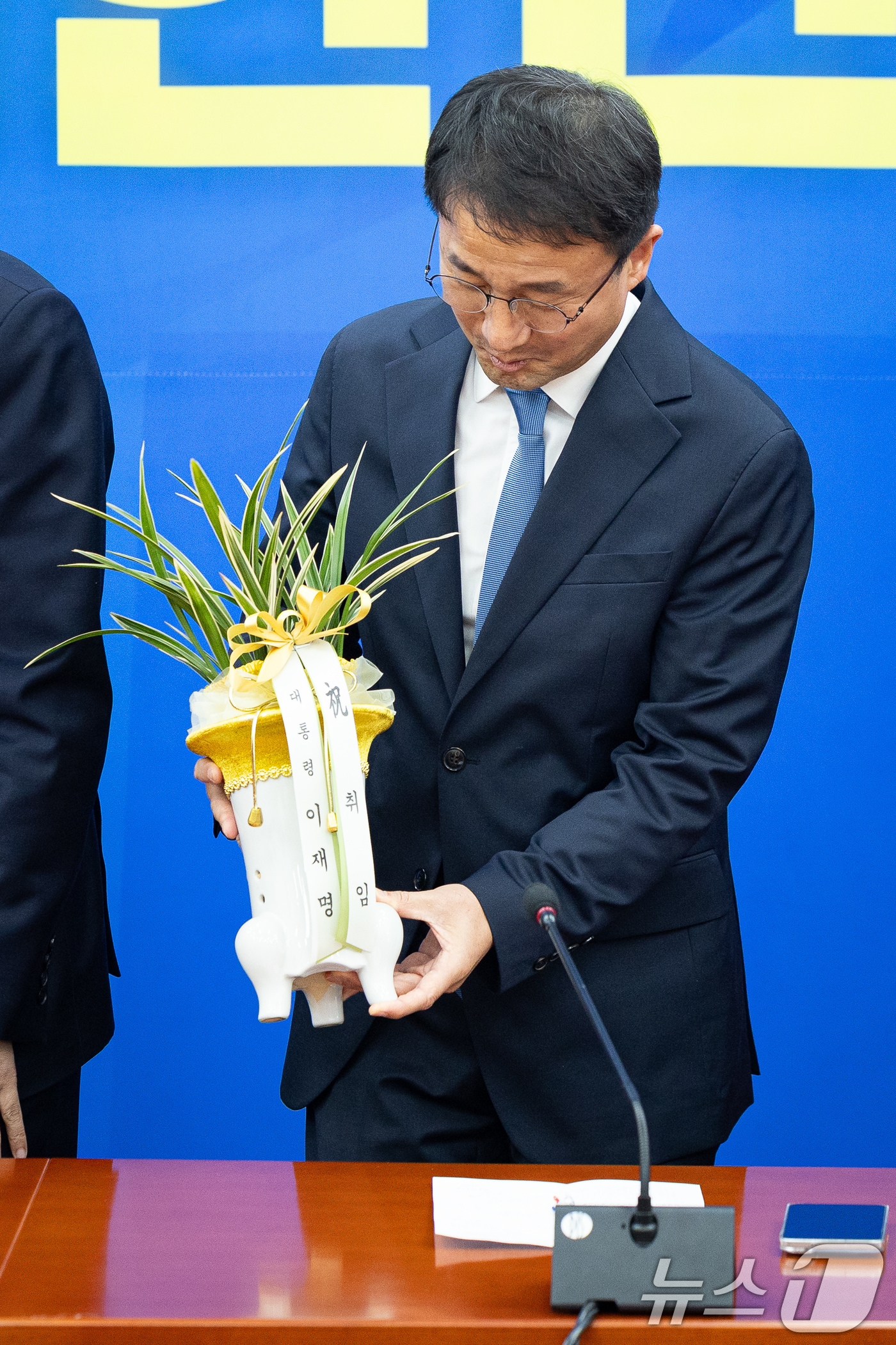 (서울=뉴스1) 유승관 기자 = 한병도 더불어민주당 신임 원내대표가 12일 서울 여의도 국회에서 우상호 청와대 정무수석을 접견, 이재명 대통령의 취임축하 난을 받아 들고 있다. 2 …