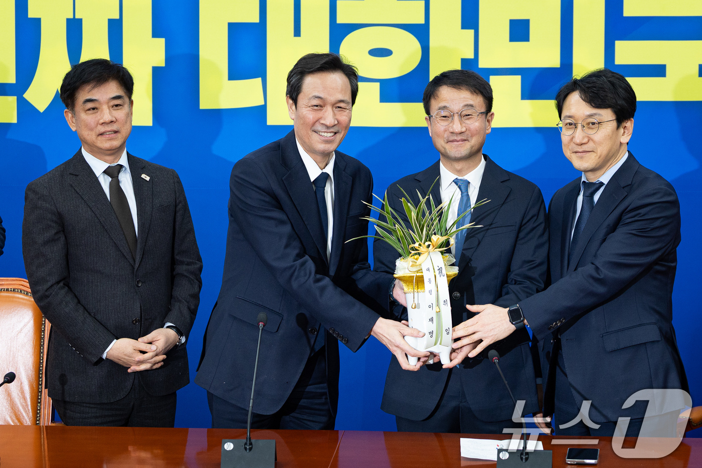 (서울=뉴스1) 유승관 기자 = 한병도 더불어민주당 신임 원내대표가 12일 서울 여의도 국회에서 우상호 청와대 정무수석을 접견, 이재명 대통령의 취임축하 난을 받아 들고 기념 촬영 …