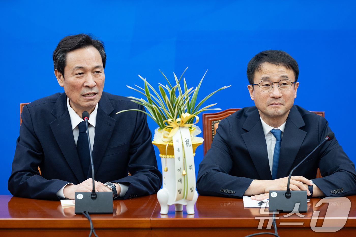 (서울=뉴스1) 유승관 기자 = 우상호 청와대 정무수석이 12일 서울 여의도 국회에서 한병도 더불어민주당 신임 원내대표의 취임을 축하하고 있다. 2026.1.12/뉴스1