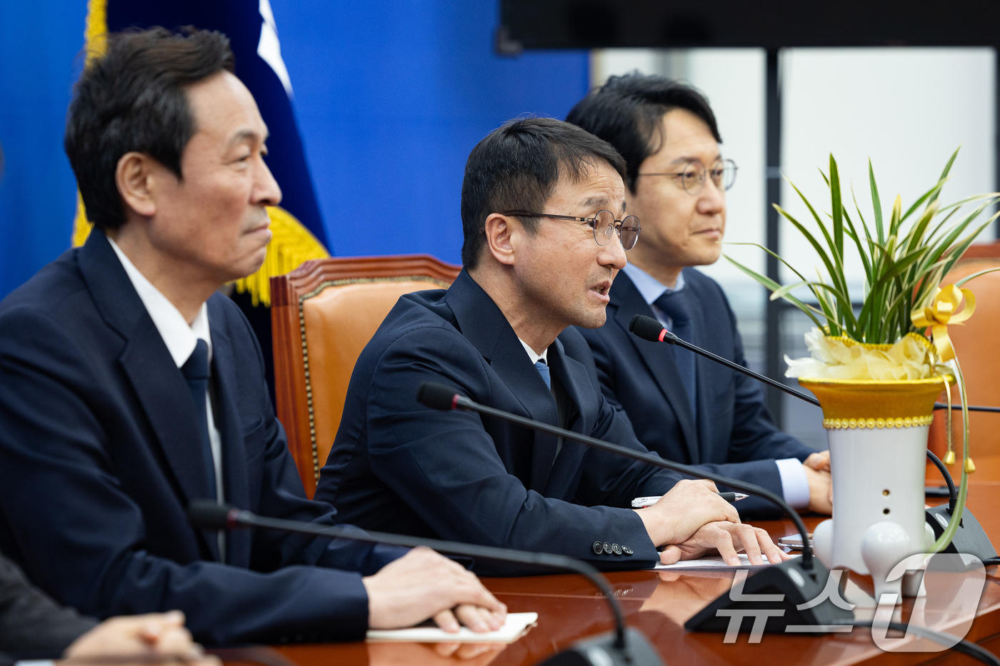 (서울=뉴스1) 유승관 기자 = 한병도 더불어민주당 신임 원내대표가 12일 서울 여의도 국회에서 우상호 청와대 정무수석을 접견하고 있다. 2026.1.12/뉴스1