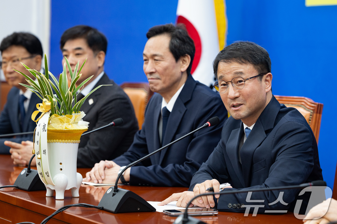 (서울=뉴스1) 유승관 기자 = 한병도 더불어민주당 신임 원내대표가 12일 서울 여의도 국회에서 우상호 청와대 정무수석을 접견하고 있다. 2026.1.12/뉴스1