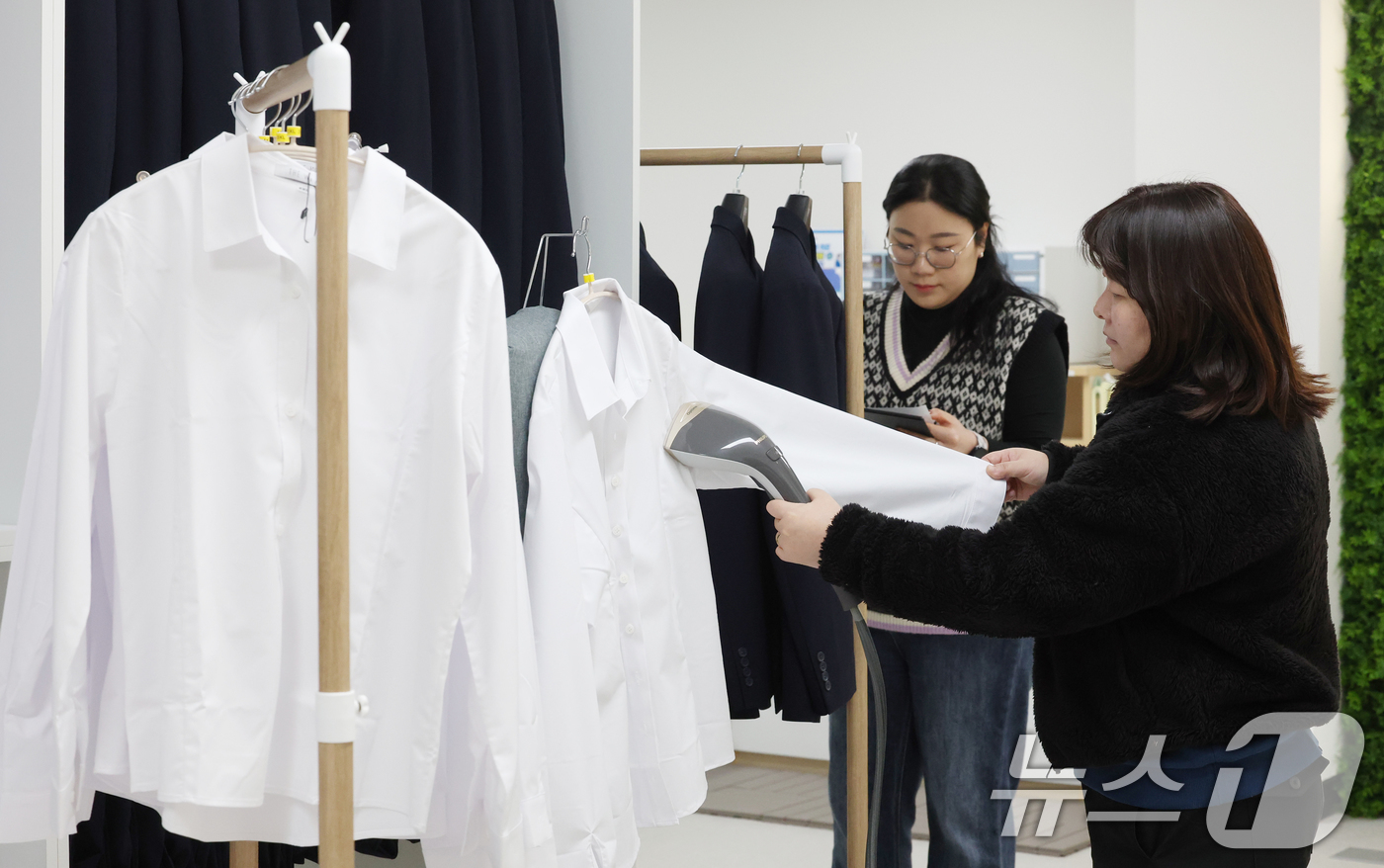 (군포=뉴스1) 김영운 기자 = 2026년 군포청년날개 면접정장 무료대여사업이 시작된 12일 경기 군포시 청년공간플라잉 청플옷장에서 관계자들이 면접정장을 준비하고 있다.신청 자격은 …