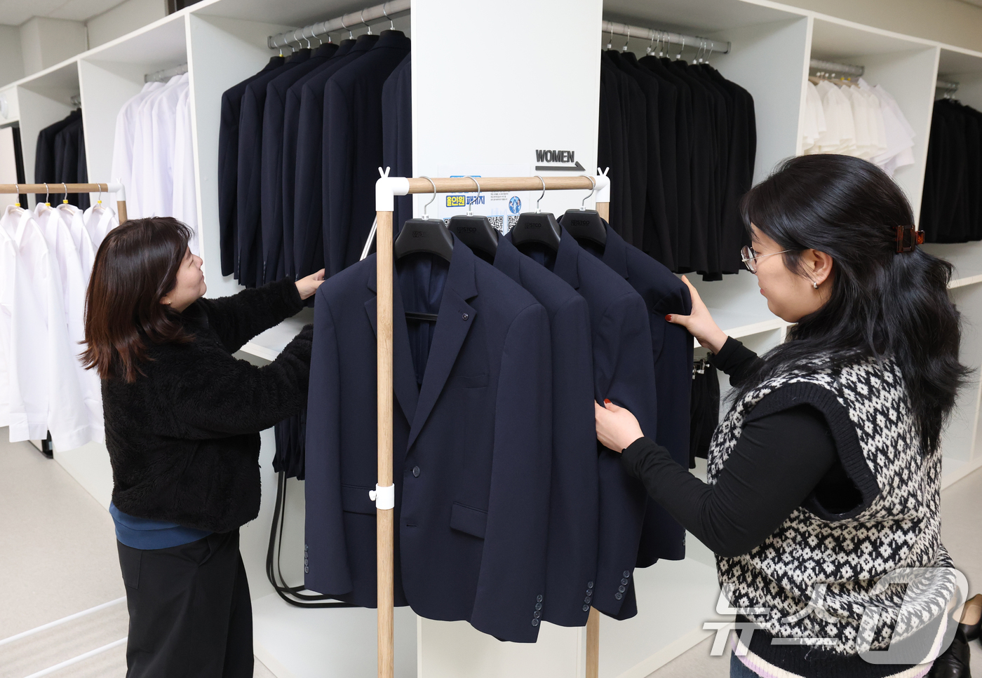 (군포=뉴스1) 김영운 기자 = 2026년 군포청년날개 면접정장 무료대여사업이 시작된 12일 경기 군포시 청년공간플라잉 청플옷장에서 관계자들이 면접정장을 준비하고 있다.신청 자격은 …