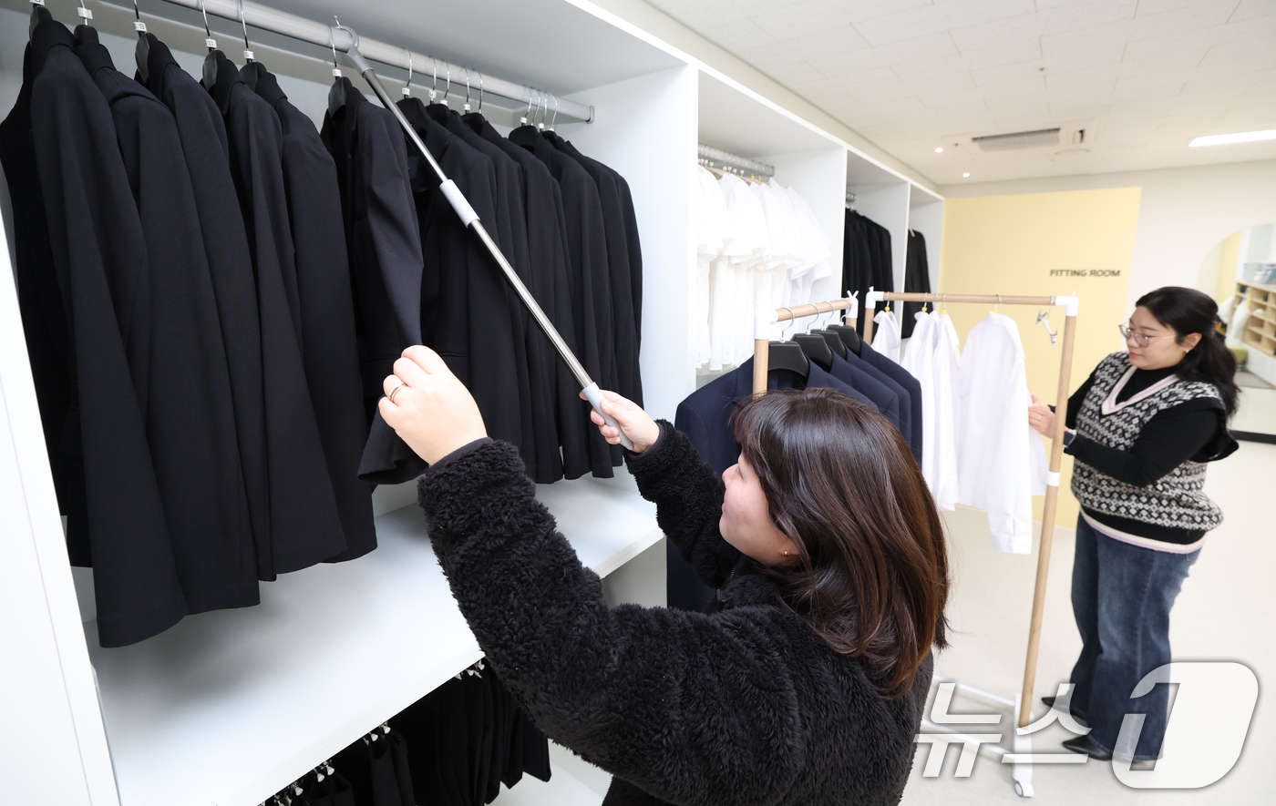 (군포=뉴스1) 김영운 기자 = 2026년 군포청년날개 면접정장 무료대여사업이 시작된 12일 경기 군포시 청년공간플라잉 청플옷장에서 관계자들이 면접정장을 준비하고 있다.신청 자격은 …