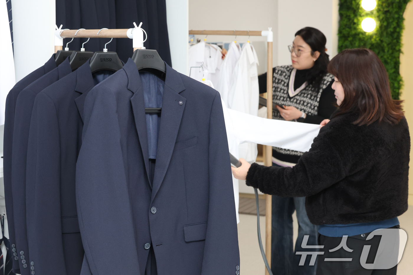 (군포=뉴스1) 김영운 기자 = 2026년 군포청년날개 면접정장 무료대여사업이 시작된 12일 경기 군포시 청년공간플라잉 청플옷장에서 관계자들이 면접정장을 준비하고 있다.신청 자격은 …