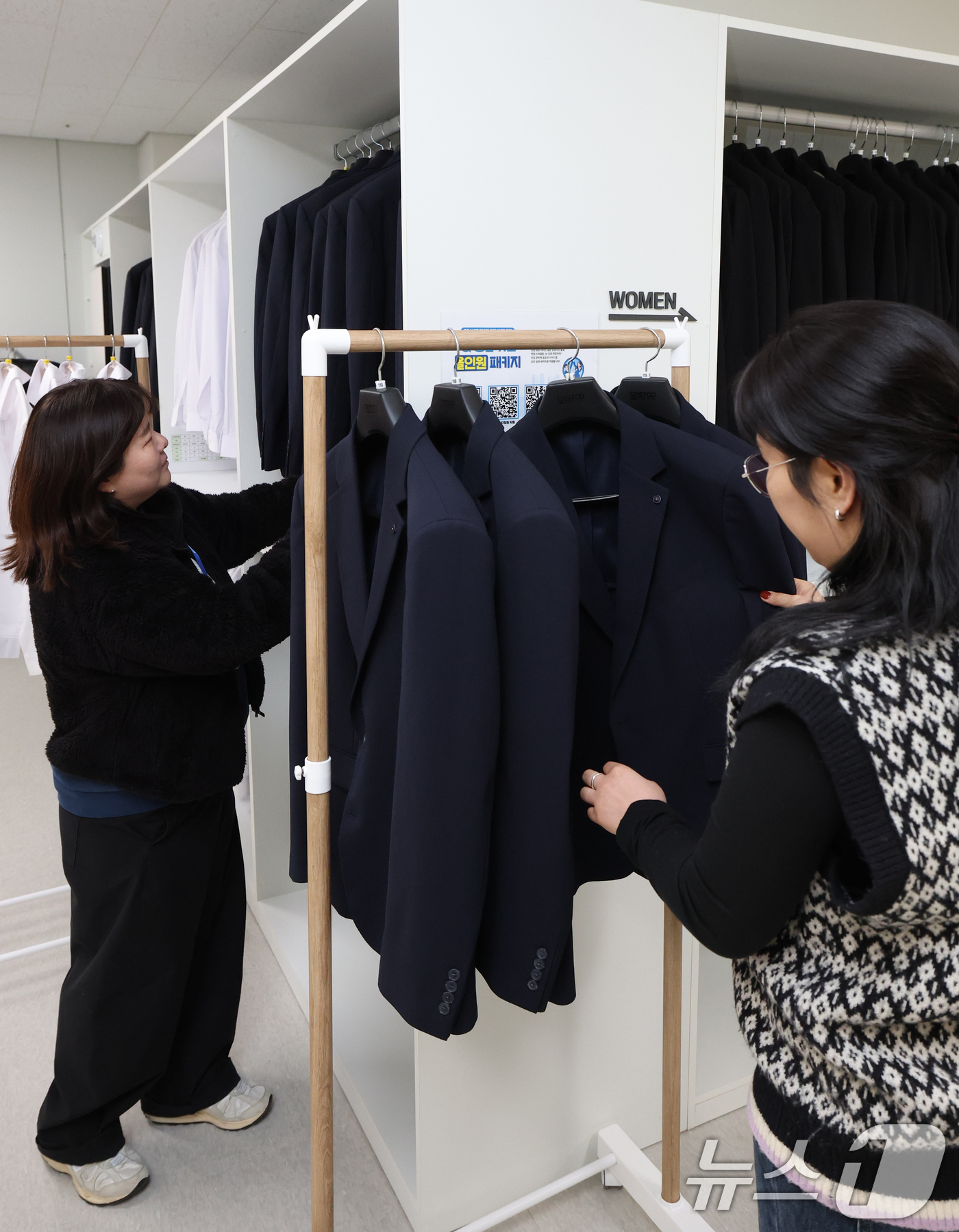 (군포=뉴스1) 김영운 기자 = 2026년 군포청년날개 면접정장 무료대여사업이 시작된 12일 경기 군포시 청년공간플라잉 청플옷장에서 관계자들이 면접정장을 준비하고 있다.신청 자격은 …