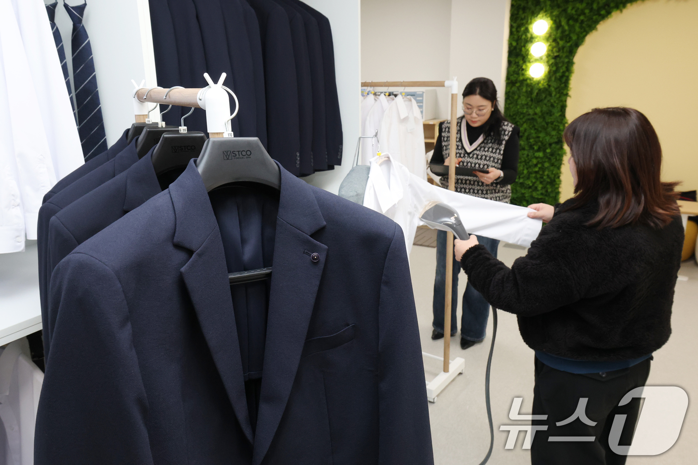 (군포=뉴스1) 김영운 기자 = 2026년 군포청년날개 면접정장 무료대여사업이 시작된 12일 경기 군포시 청년공간플라잉 청플옷장에서 관계자들이 면접정장을 준비하고 있다.신청 자격은 …