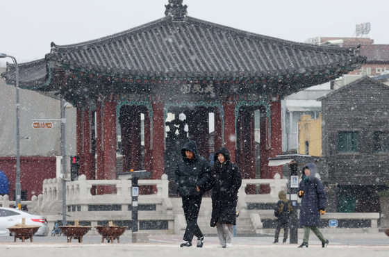 눈 내리는 화성행궁