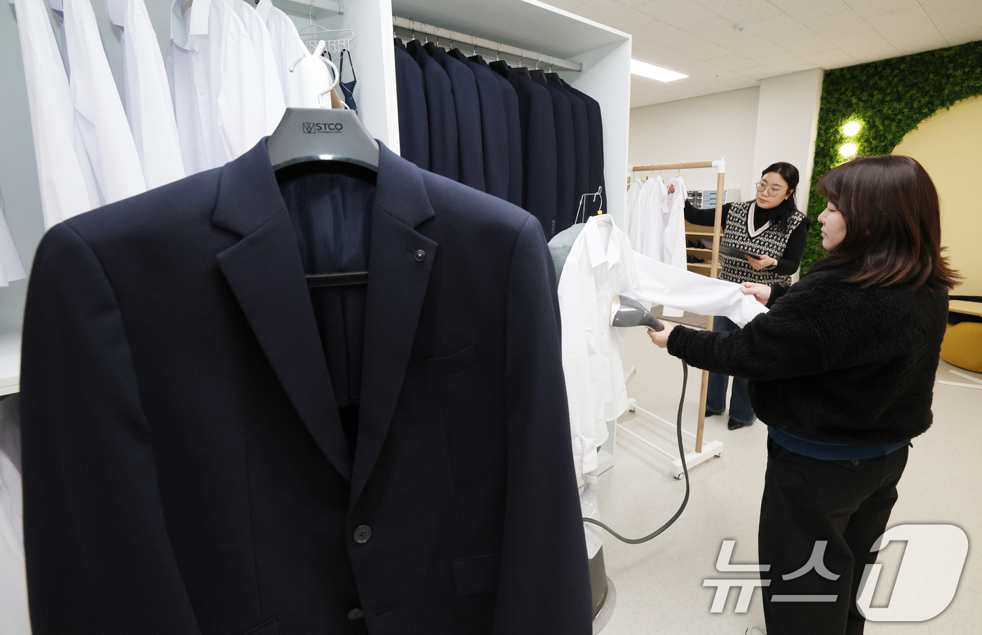 (군포=뉴스1) 김영운 기자 = 2026년 군포청년날개 면접정장 무료대여사업이 시작된 12일 경기 군포시 청년공간플라잉 청플옷장에서 관계자들이 면접정장을 준비하고 있다.신청 자격은 …