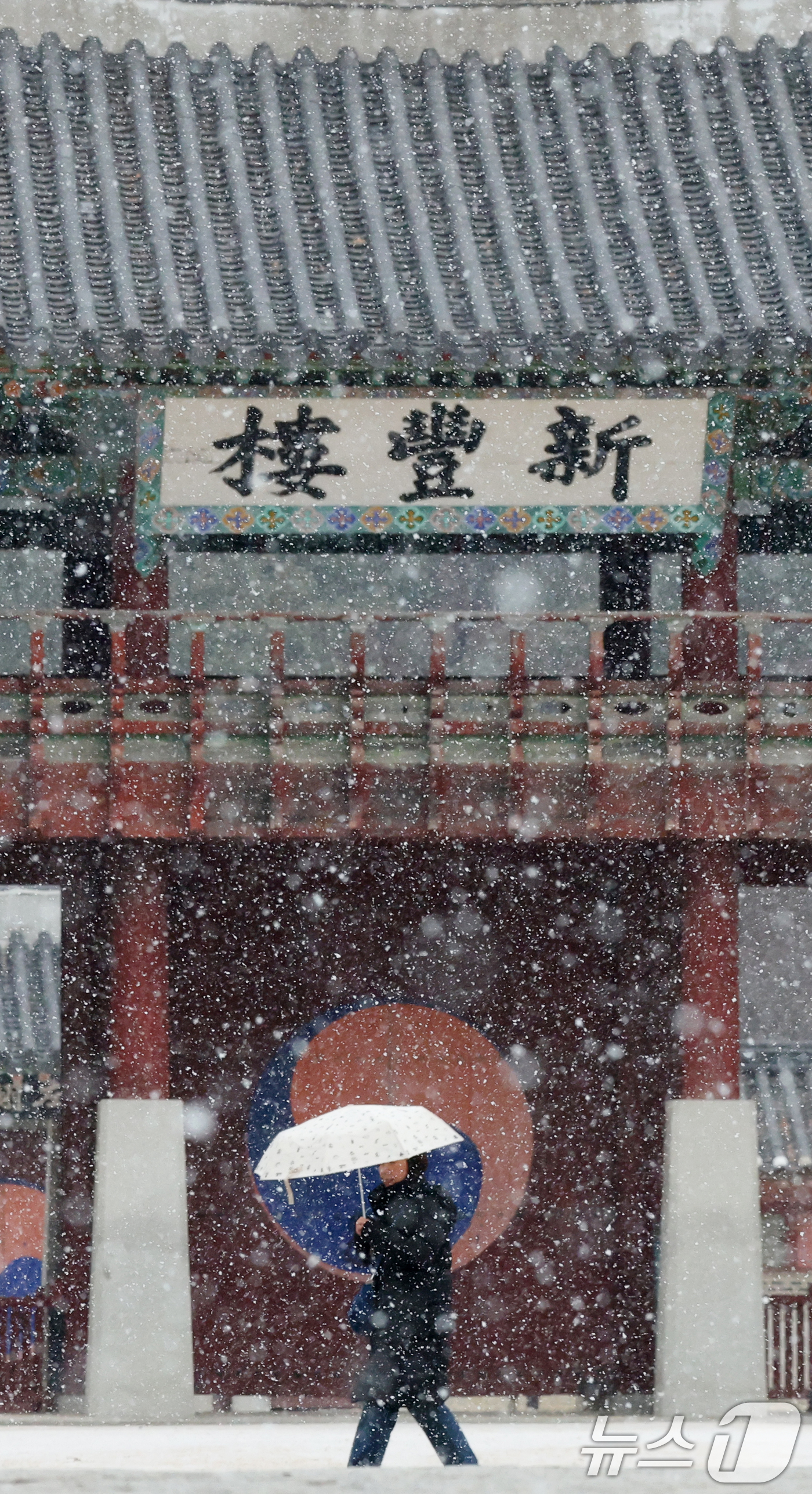 (수원=뉴스1) 김영운 기자 = 중부지방을 중심으로 눈이 내린 12일 경기 수원시 팔달구 화성행궁에서 시민들이 눈을 맞으며 걸어가고 있다. 2026.1.12/뉴스1