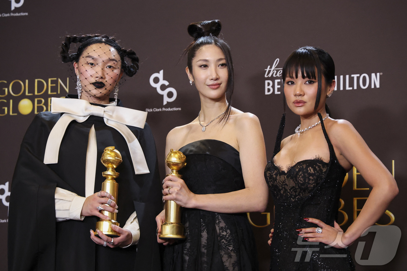 (베벌리힐스 로이터=뉴스1) 최종일 선임기자 = 오드리 누나와 이재(EJAE), 레이 아미가 11일(현지시간) 미국 캘리포니아주 베벌리힐스에서 열린 제 83회 골든글로브 시상식에서 …