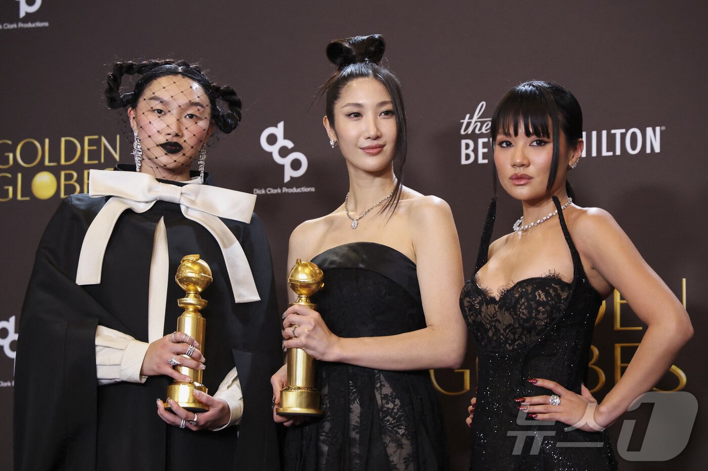 본문 이미지 - 오드리 누나와 이재(EJAE), 레이 아미가 11일(현지시간) 미국 캘리포니아주 베벌리힐스에서 열린 제 83회 골든글로브 시상식에서 영화 '케이팝 데몬 헌터스'의 삽입곡 '골든(Golden)'으로 최우수 오리지널 송(영화부문) 상을 받은 뒤 포즈를 취하고 있다. 2026.01.11 ⓒ 로이터=뉴스1 ⓒ News1 최종일 선임기자