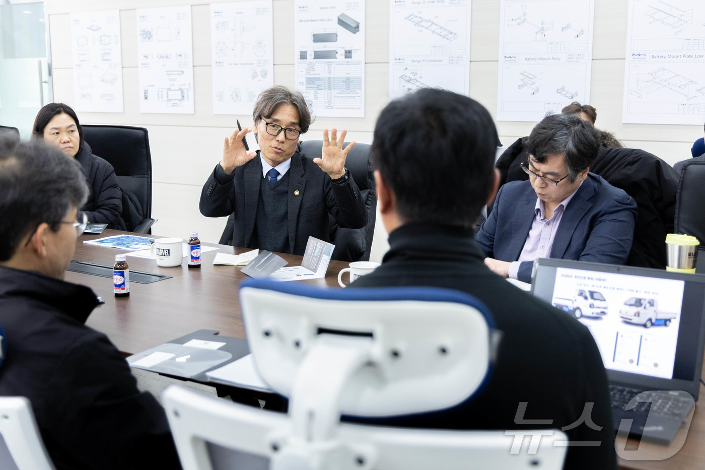 (서울=뉴스1) = 금한승 기후에너지환경부 1차관이 12일 경기도 평택시 소재 화물차 전동화 개조 업체를 방문해 개조 과정에 대한 제작 현장을 점검하고 관계자들과 의견을 나누고 있 …