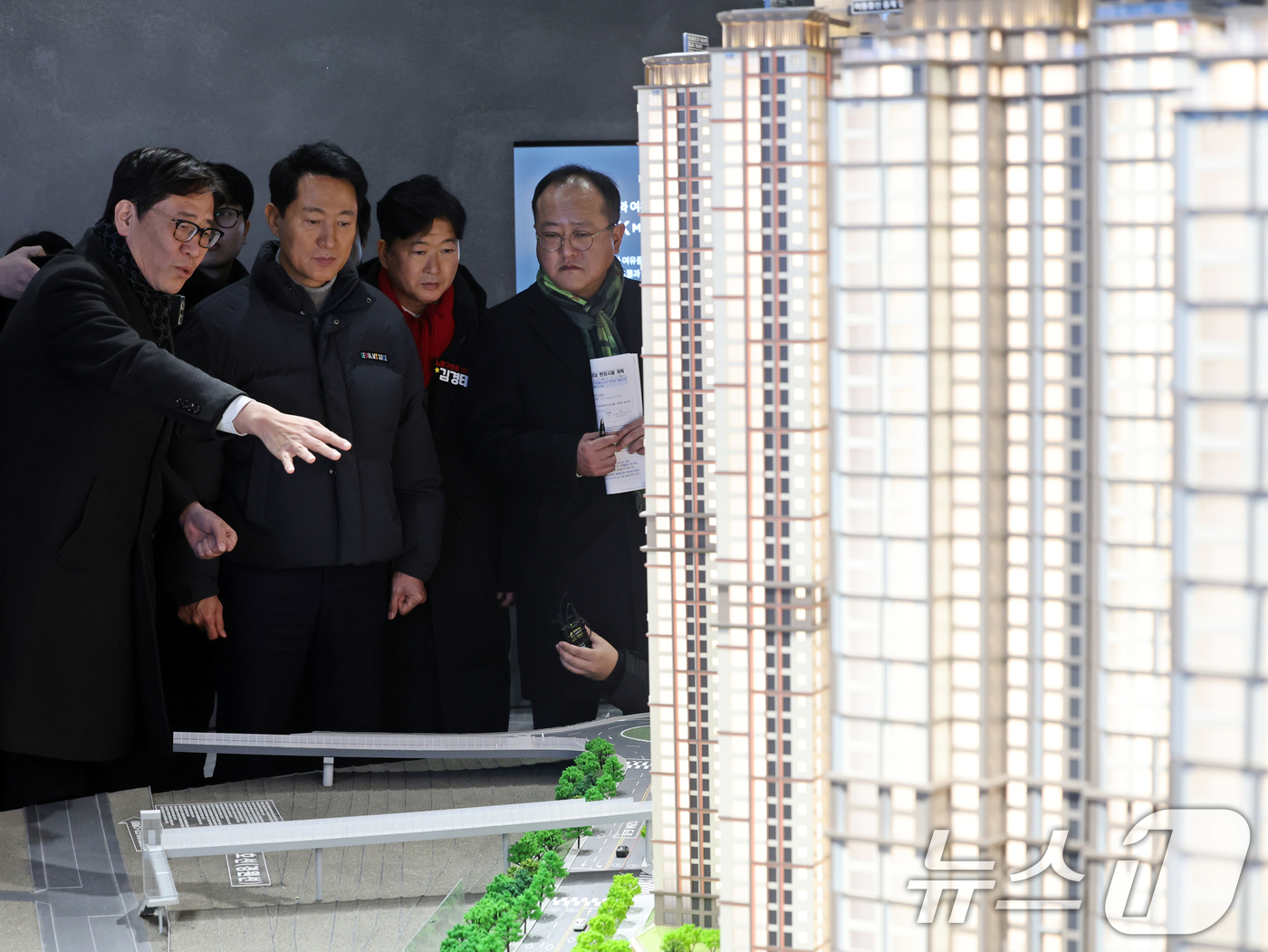 (서울=뉴스1) 황기선 기자 = 오세훈 서울시장이 12일 오후 서울 노원구 광운대역 물류부지 현장을 방문, 모델하우스를 살펴보고 있다.향후 이곳에는 아파트 3032가구를 비롯해 공 …
