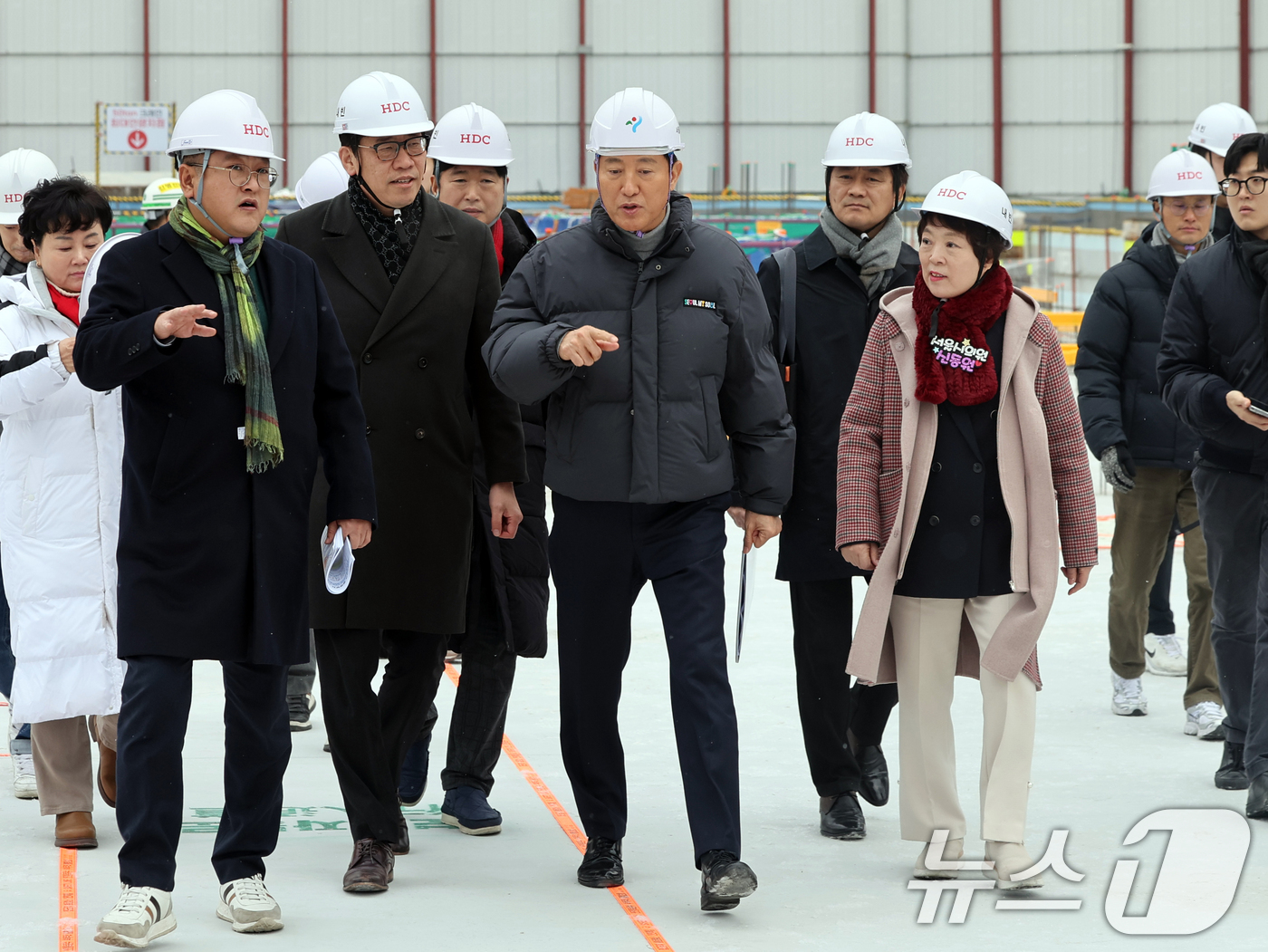 (서울=뉴스1) 황기선 기자 = 오세훈 서울시장이 12일 오후 서울 노원구 광운대역 물류부지 현장을 방문, 공사현장을 살펴보고 있다.향후 이곳에는 아파트 3032가구를 비롯해 공공 …