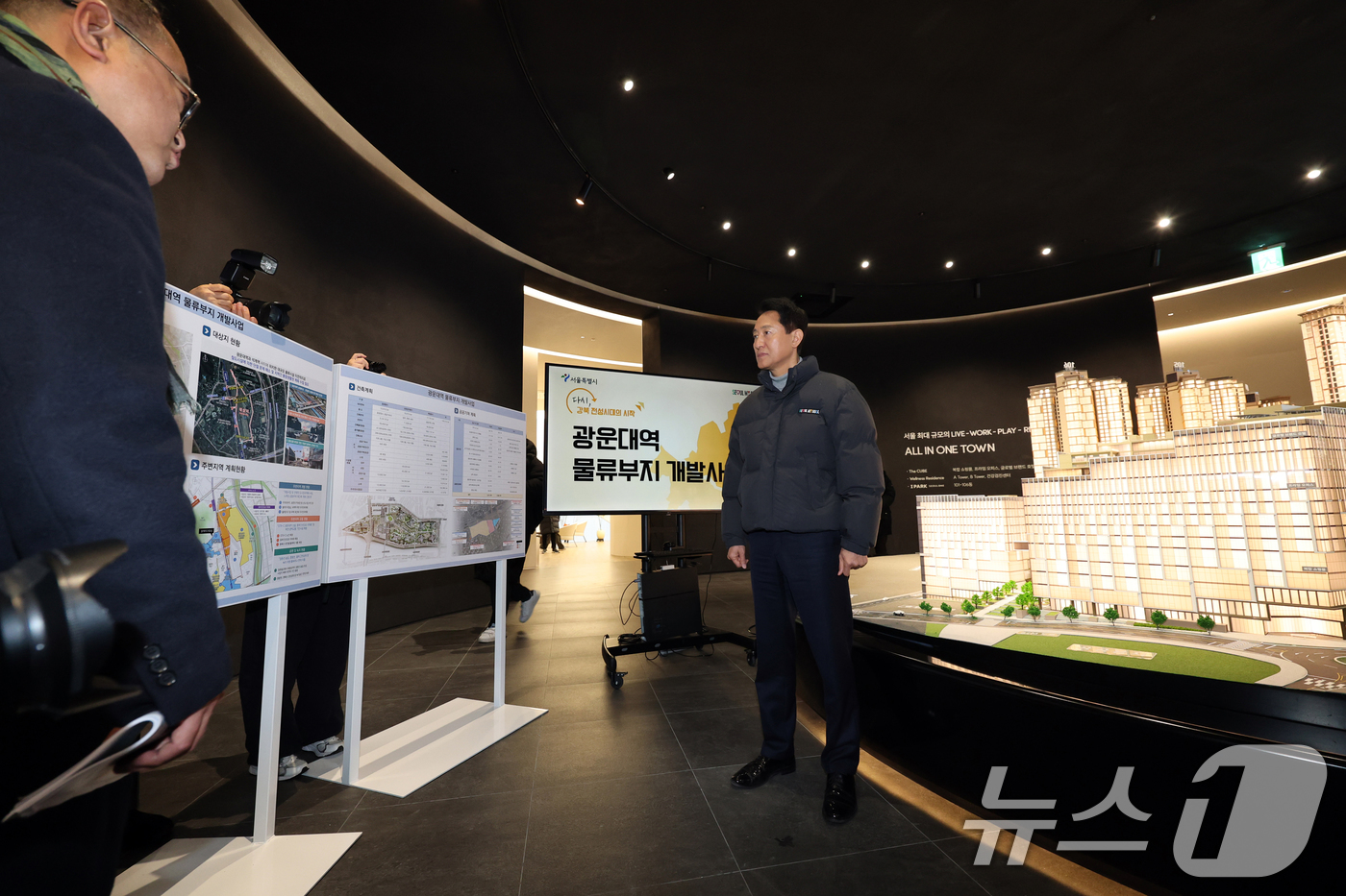 (서울=뉴스1) 황기선 기자 = 오세훈 서울시장이 12일 오후 서울 노원구 광운대역 물류부지 현장을 방문, 모델하우스를 살펴보고 있다.향후 이곳에는 아파트 3032가구를 비롯해 공 …