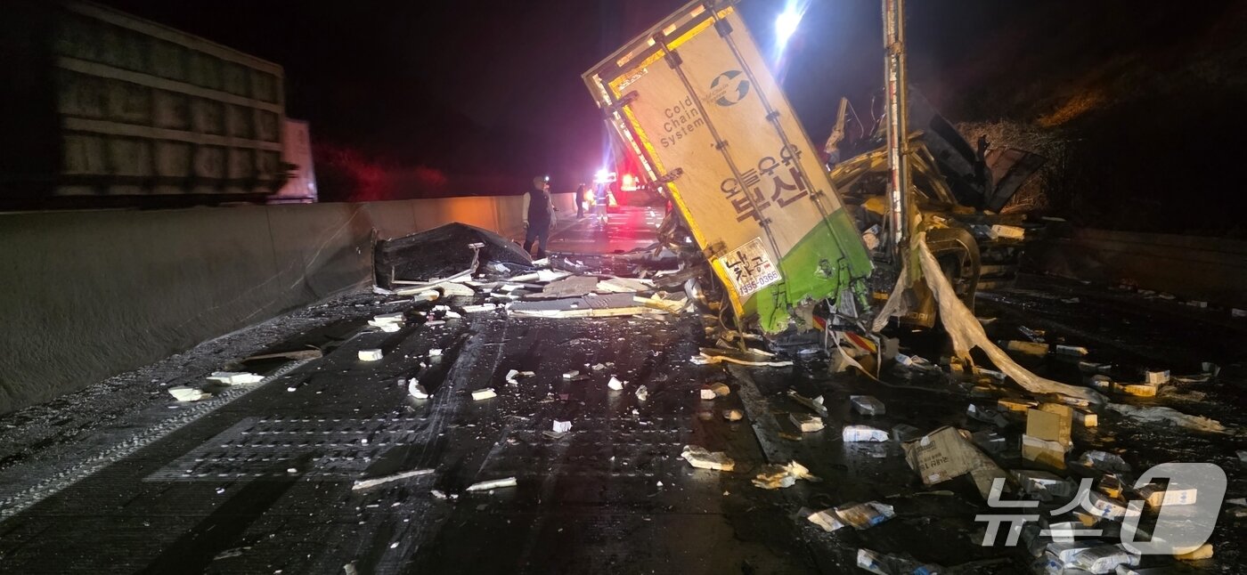 본문 이미지 - 서산영덕고속도로 사고 현장.(독자 송영훈 씨 제공. 재판매 및 DB금지)/뉴스1