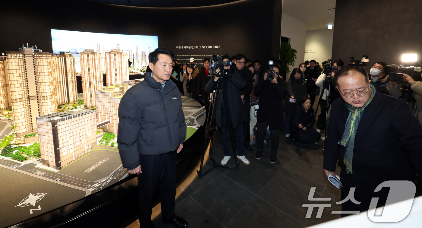 (서울=뉴스1) 황기선 기자 = 오세훈 서울시장이 12일 오후 서울 노원구 광운대역 물류부지 현장을 방문, 모델하우스를 살펴보고 있다.향후 이곳에는 아파트 3032가구를 비롯해 공 …