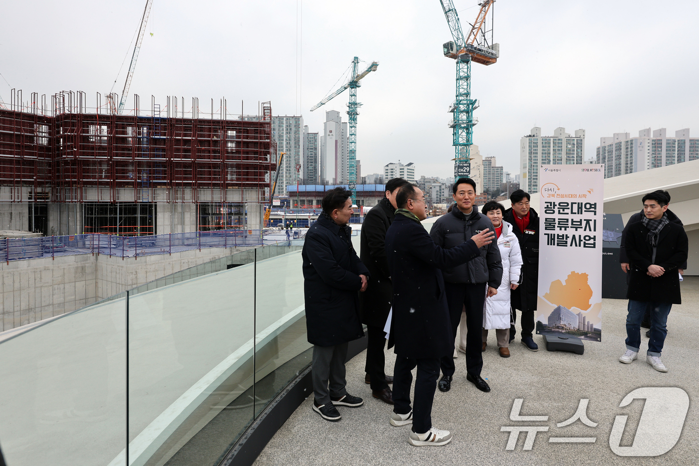 (서울=뉴스1) 황기선 기자 = 오세훈 서울시장이 12일 오후 서울 노원구 광운대역 물류부지 현장을 방문, 공사현장을 살펴보고 있다.향후 이곳에는 아파트 3032가구를 비롯해 공공 …