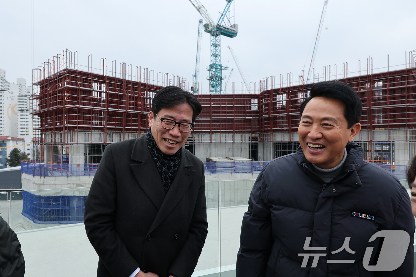(서울=뉴스1) 황기선 기자 = 오세훈 서울시장이 12일 오후 서울 노원구 광운대역 물류부지 현장을 방문, 공사현장을 살펴보고 있다.향후 이곳에는 아파트 3032가구를 비롯해 공공 …