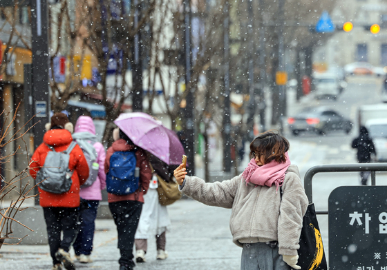 눈 내리는 서울 배경으로 '찰칵'