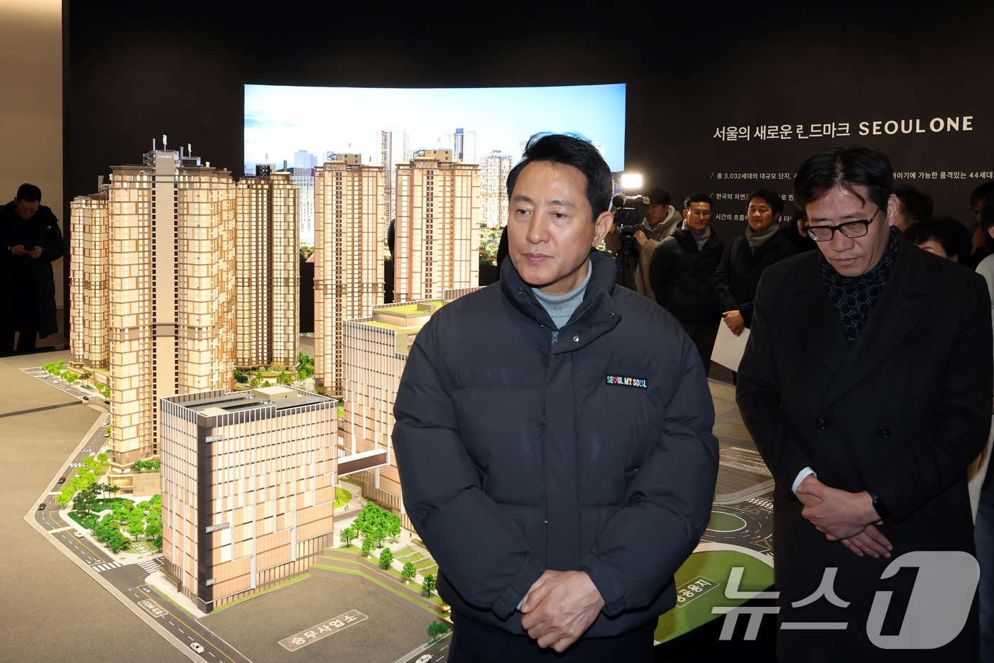 (서울=뉴스1) 황기선 기자 = 오세훈 서울시장이 12일 오후 서울 노원구 광운대역 물류부지 현장을 방문, 모델하우스를 살펴보고 있다.향후 이곳에는 아파트 3032가구를 비롯해 공 …