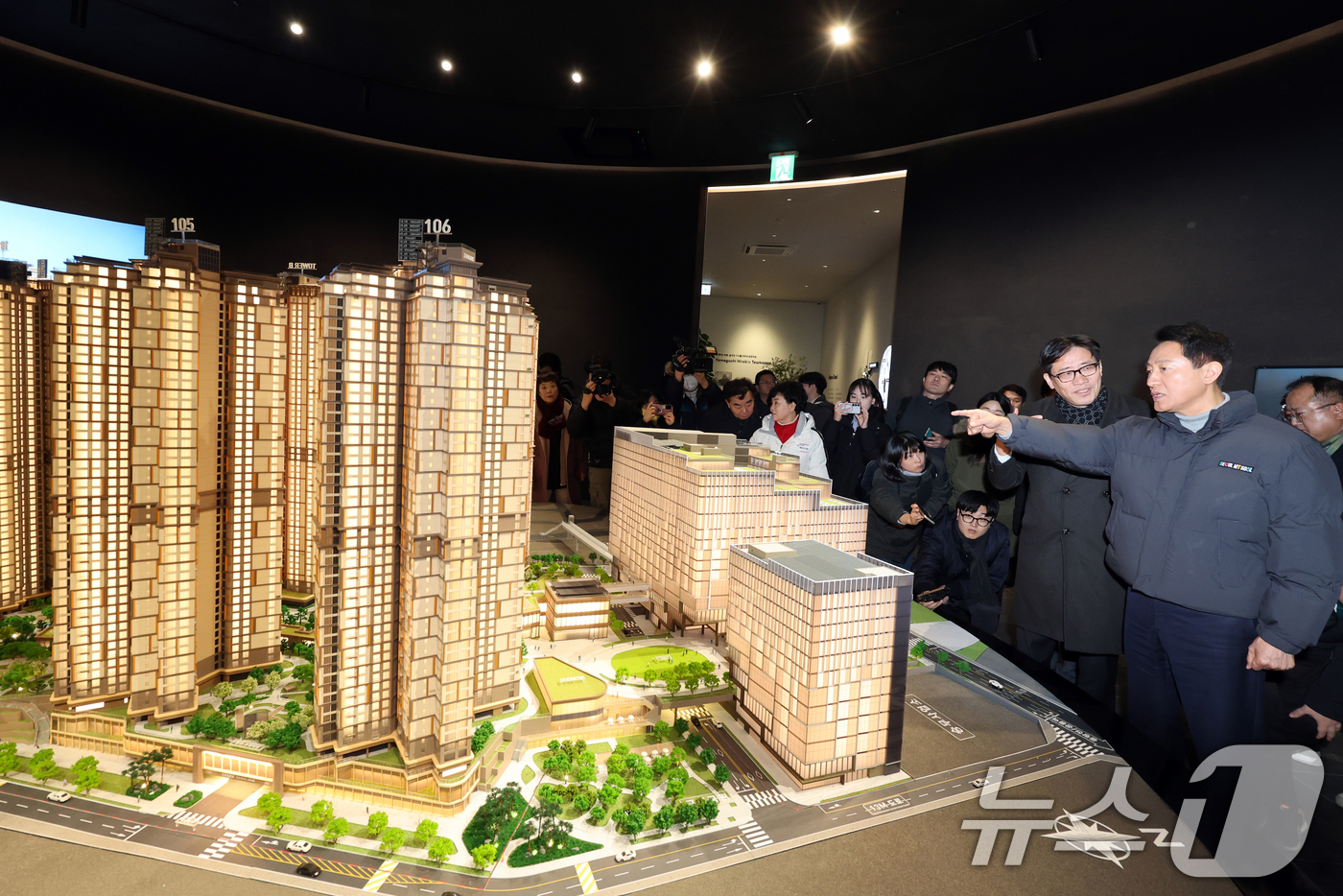 (서울=뉴스1) 황기선 기자 = 오세훈 서울시장이 12일 오후 서울 노원구 광운대역 물류부지 현장을 방문, 모델하우스를 살펴보고 있다.향후 이곳에는 아파트 3032가구를 비롯해 공 …