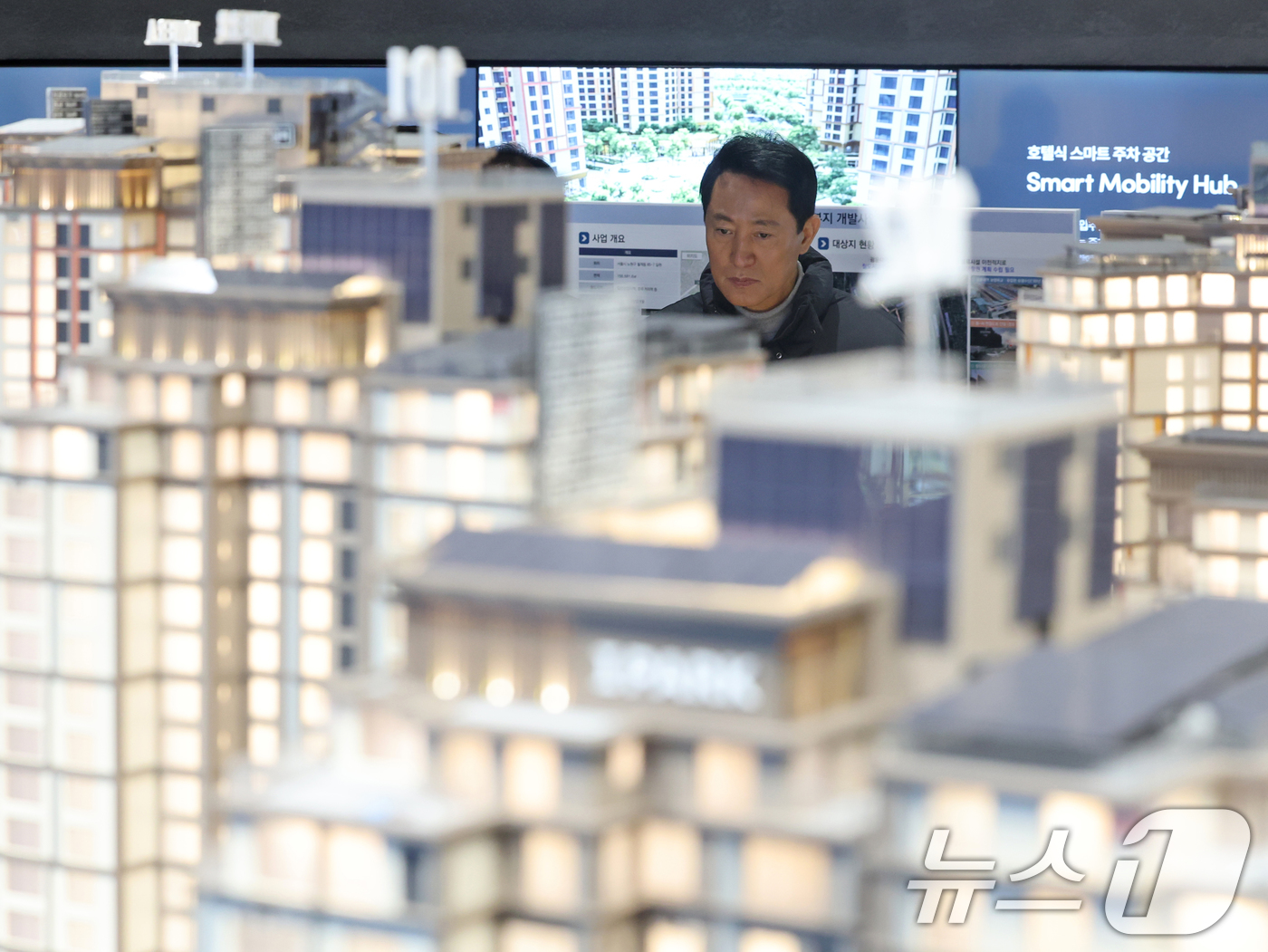 (서울=뉴스1) 황기선 기자 = 오세훈 서울시장이 12일 오후 서울 노원구 광운대역 물류부지 현장을 방문, 모델하우스를 살펴보고 있다.향후 이곳에는 아파트 3032가구를 비롯해 공 …