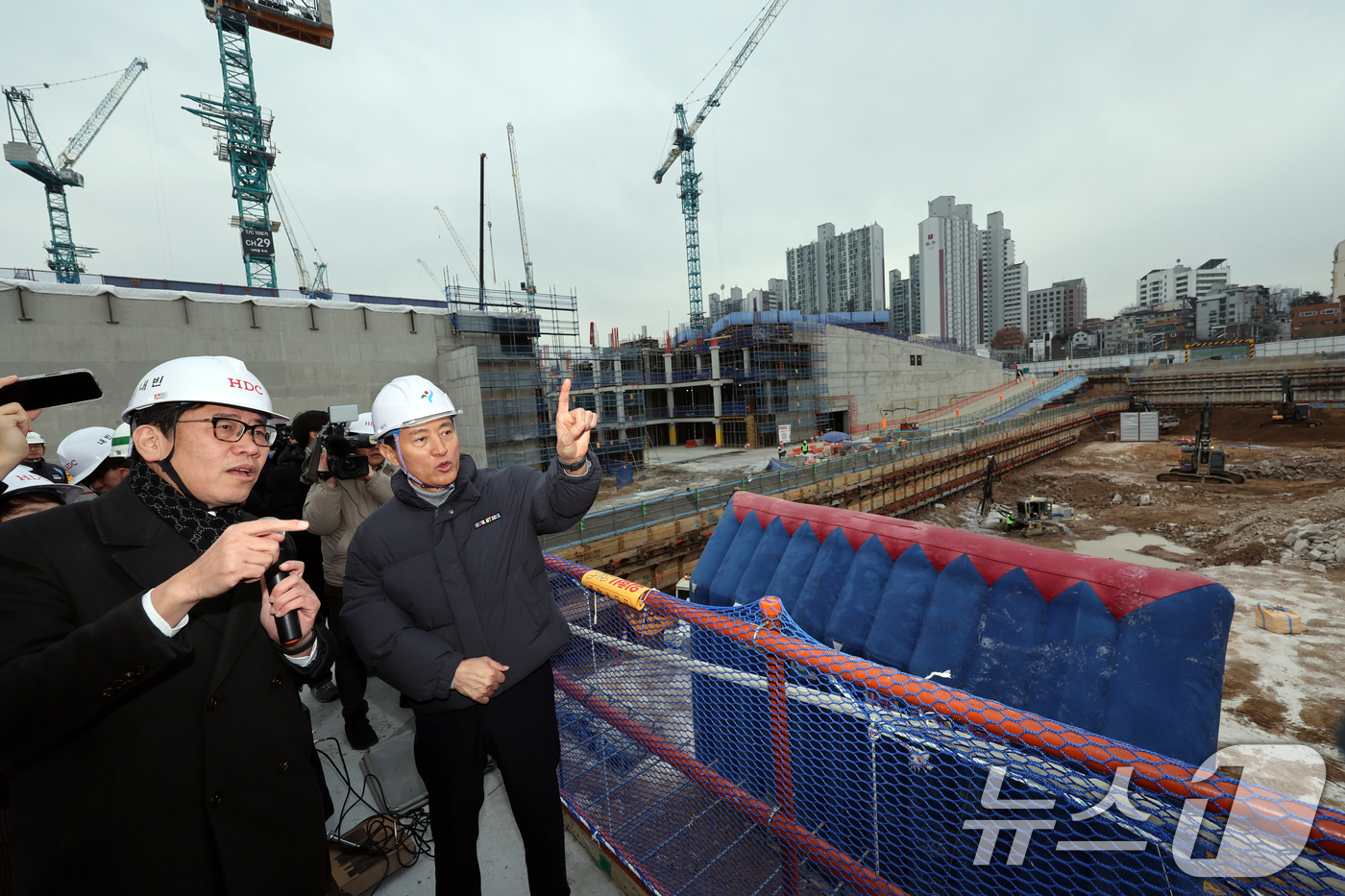 (서울=뉴스1) 황기선 기자 = 오세훈 서울시장이 12일 오후 서울 노원구 광운대역 물류부지 현장을 방문, 공사현장을 살펴보고 있다. 향후 이곳에는 아파트 3032가구를 비롯해 공 …