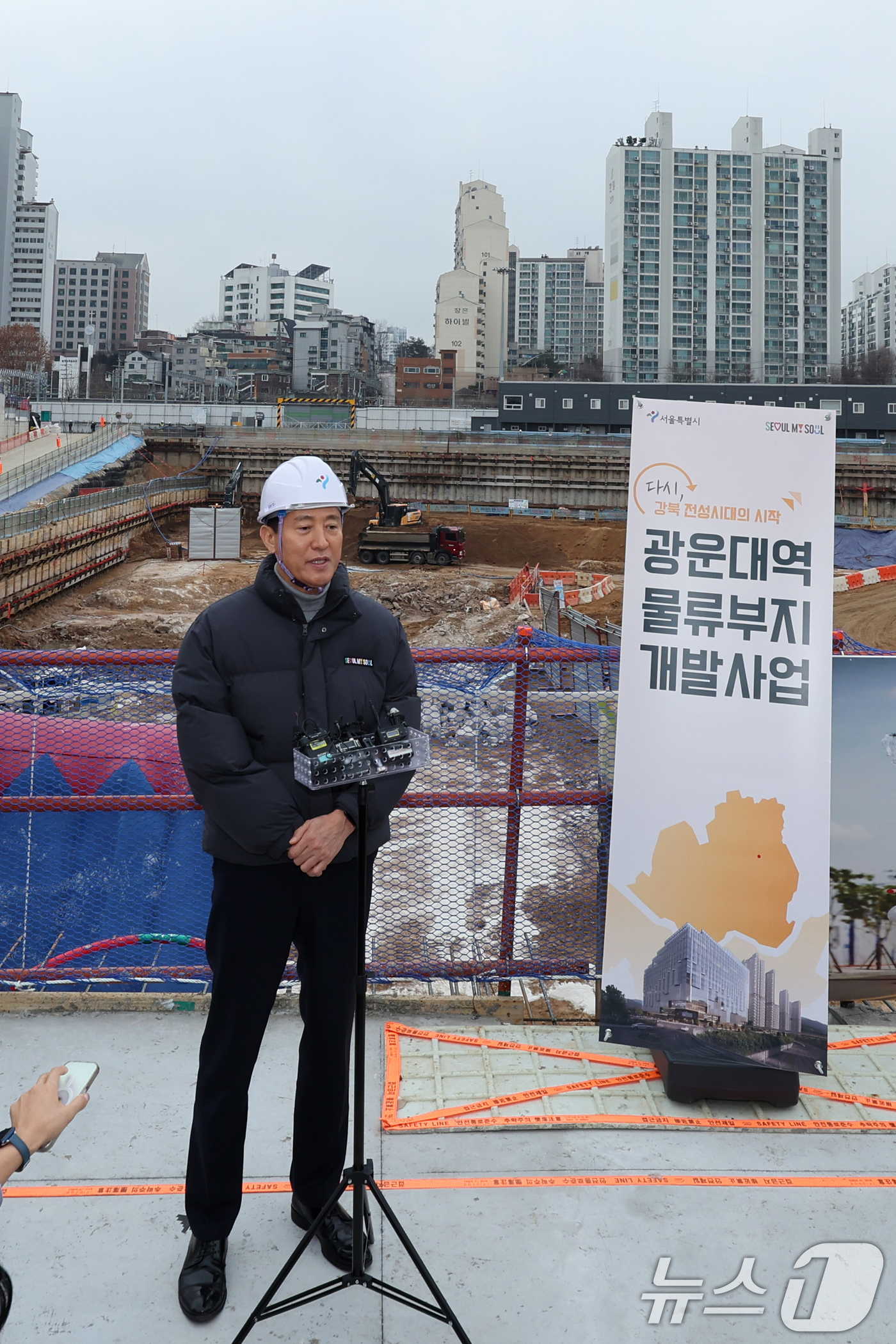 (서울=뉴스1) 황기선 기자 = 오세훈 서울시장이 12일 오후 서울 노원구 광운대역 물류부지 현장을 방문, 공사현장을 살펴본 후 소감을 밝히고 있다.향후 이곳에는 아파트 3032가 …