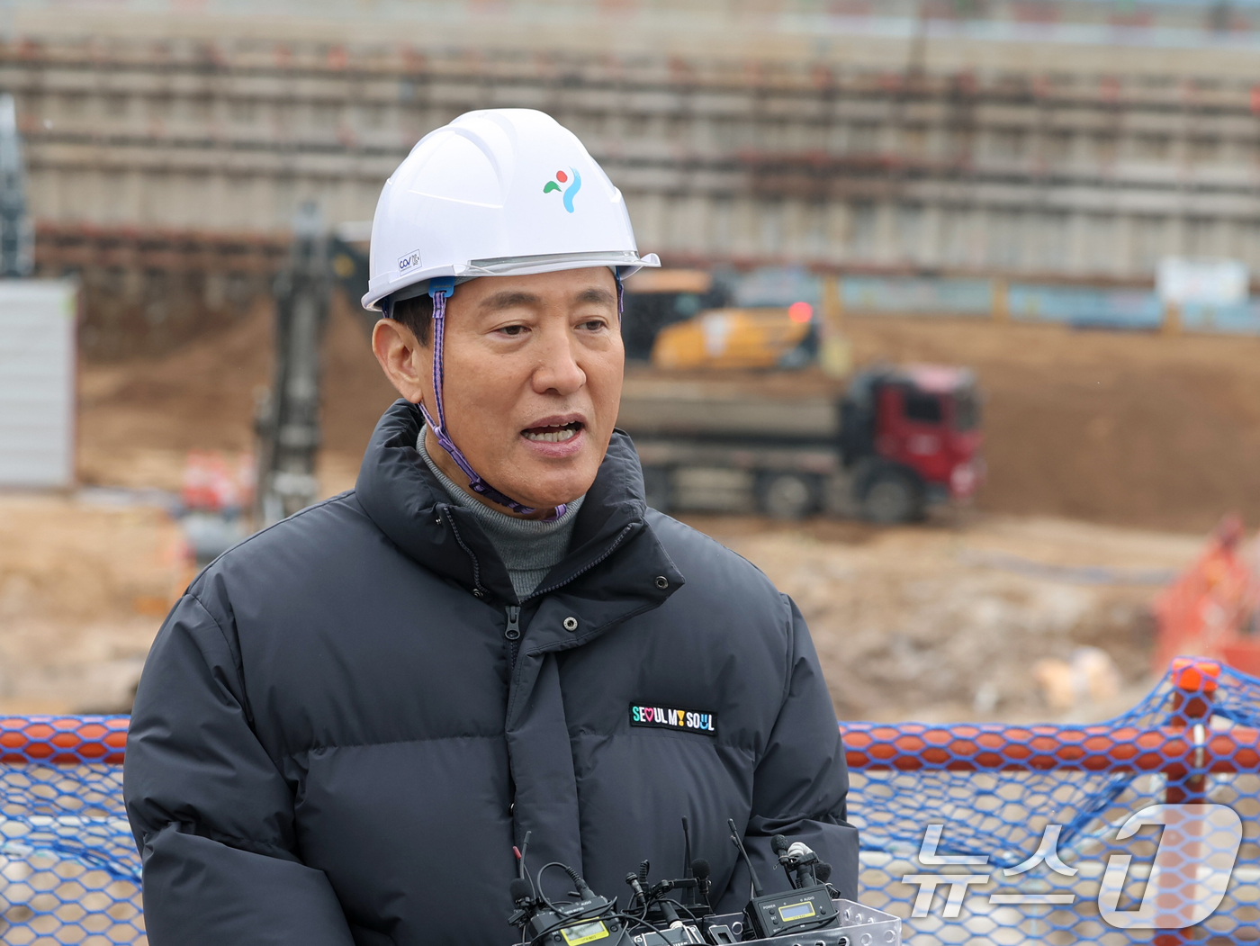 (서울=뉴스1) 황기선 기자 = 오세훈 서울시장이 12일 오후 서울 노원구 광운대역 물류부지 현장을 방문, 공사현장을 살펴본 후 소감을 밝히고 있다.향후 이곳에는 아파트 3032가 …