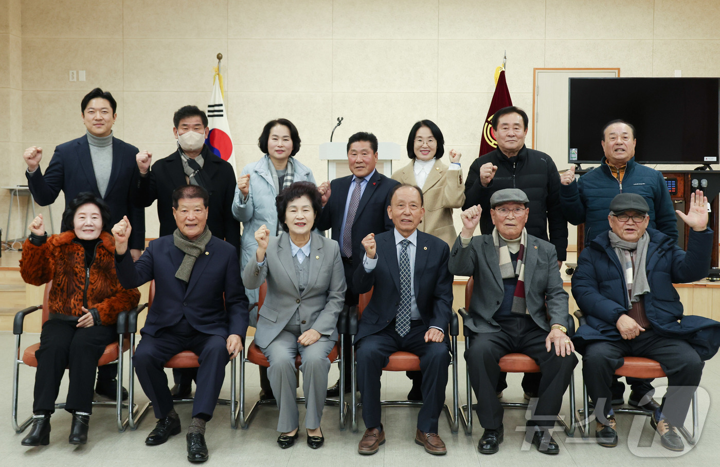 (대전=뉴스1) 김기태 기자 = 오관영 대전 동구의장이 12일 새해를 맞아 대한노인회 동구지회를 방문해 지역 현안과 노인 복지 증진을 위한 소통의 시간을 가졌다.이날 방문에는 오관 …