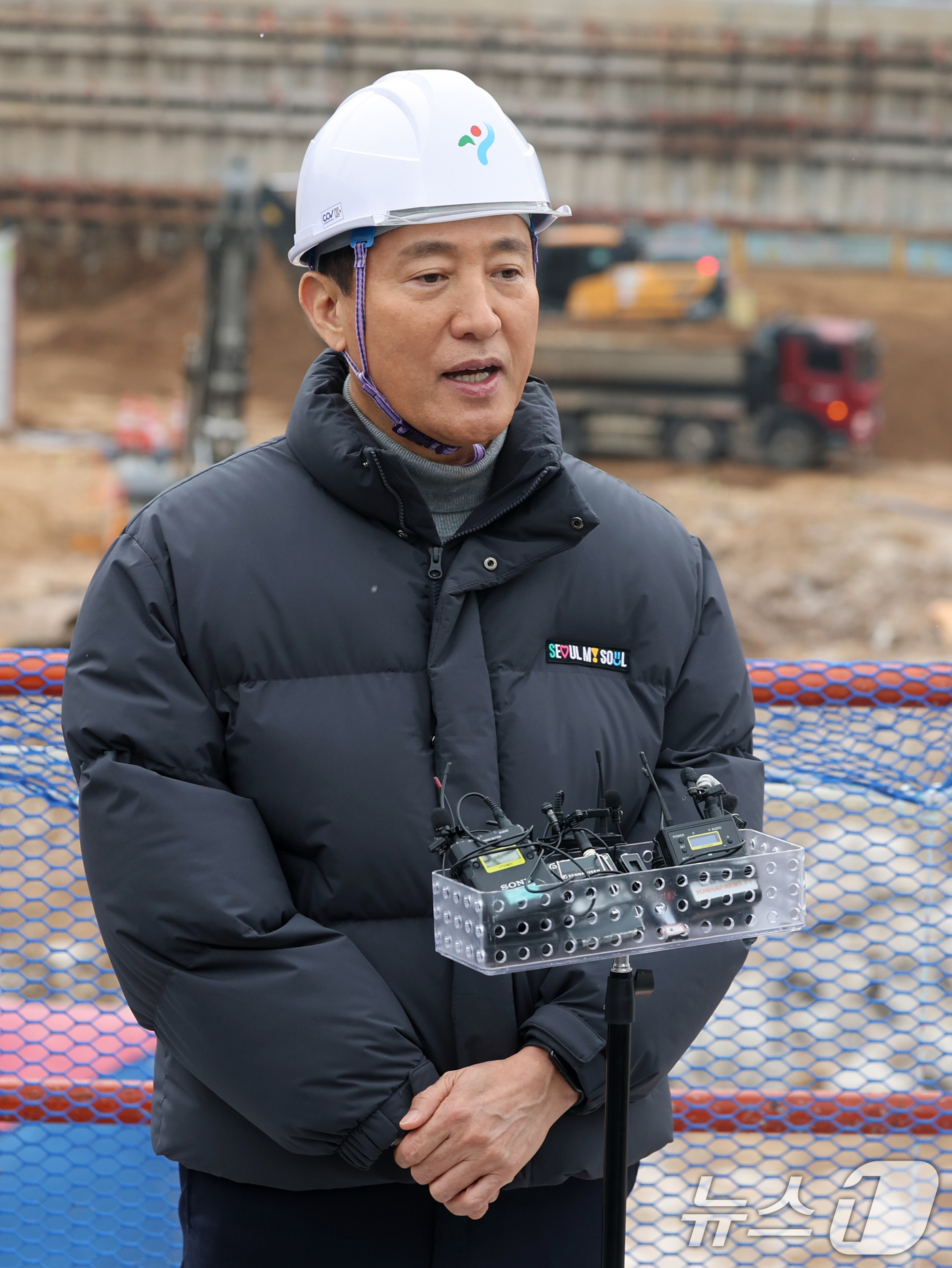 (서울=뉴스1) 황기선 기자 = 오세훈 서울시장이 12일 오후 서울 노원구 광운대역 물류부지 현장을 방문, 공사현장을 살펴본 후 소감을 밝히고 있다.향후 이곳에는 아파트 3032가 …