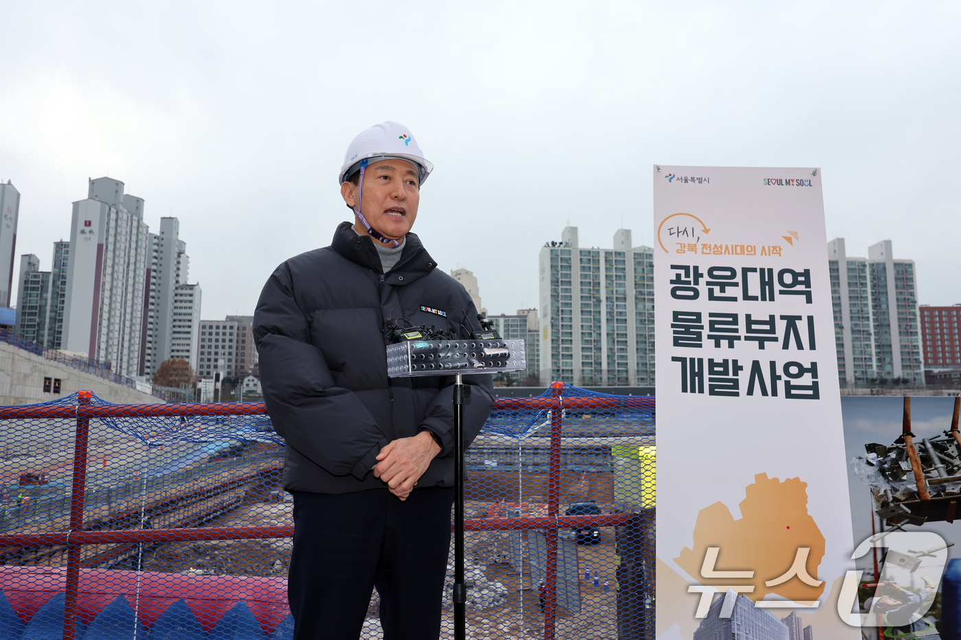 (서울=뉴스1) 황기선 기자 = 오세훈 서울시장이 12일 오후 서울 노원구 광운대역 물류부지 현장을 방문, 공사현장을 살펴본 후 소감을 밝히고 있다.향후 이곳에는 아파트 3032가 …