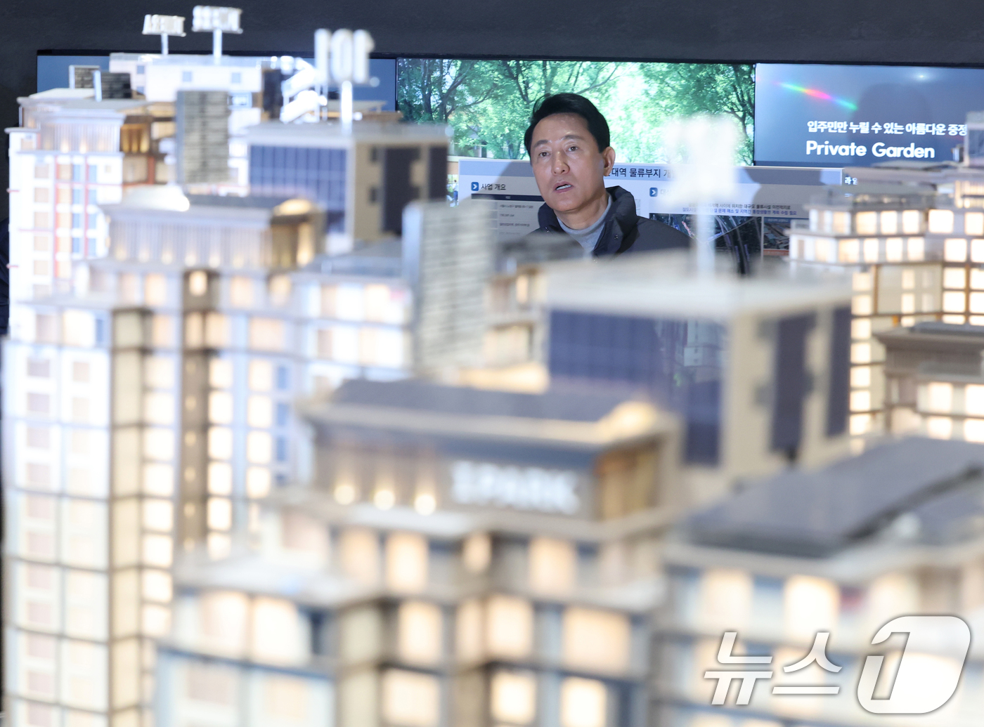 (서울=뉴스1) 황기선 기자 = 오세훈 서울시장이 12일 오후 서울 노원구 광운대역 물류부지 현장을 방문, 모델하우스를 살펴보고 있다. 향후 이곳에는 아파트 3032가구를 비롯해 …