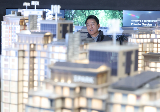 모델하우스 둘러보는 오세훈 서울시장