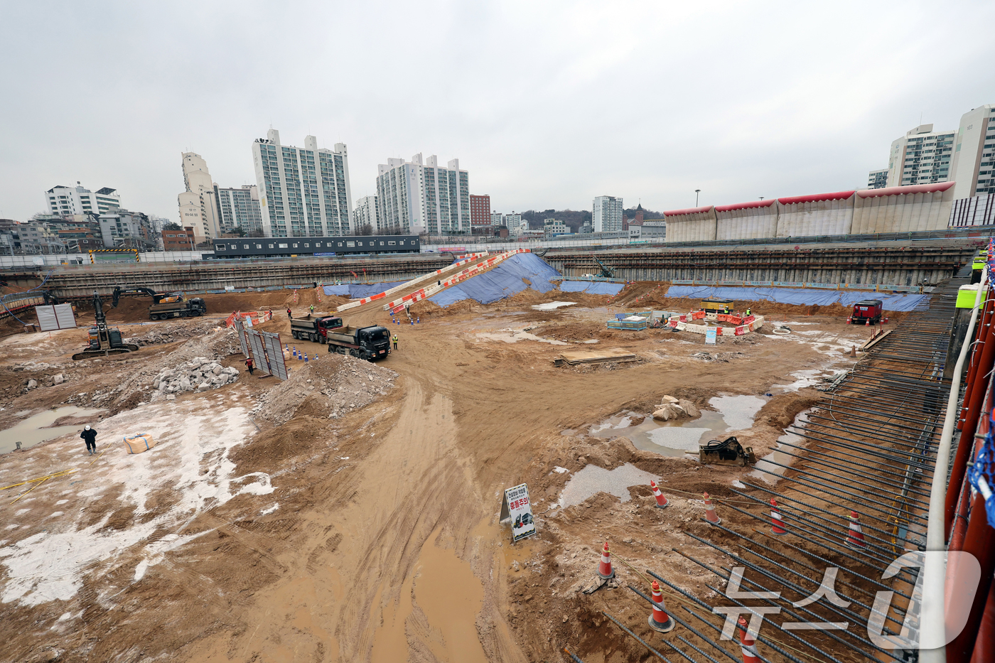 (서울=뉴스1) 황기선 기자 = 12일 오후 서울 노원구 광운대역 물류부지 공사현장에 공사가 진행되고 있다.향후 이곳에는 아파트 3032가구를 비롯해 공공기숙사와 생활 SOC(사회 …