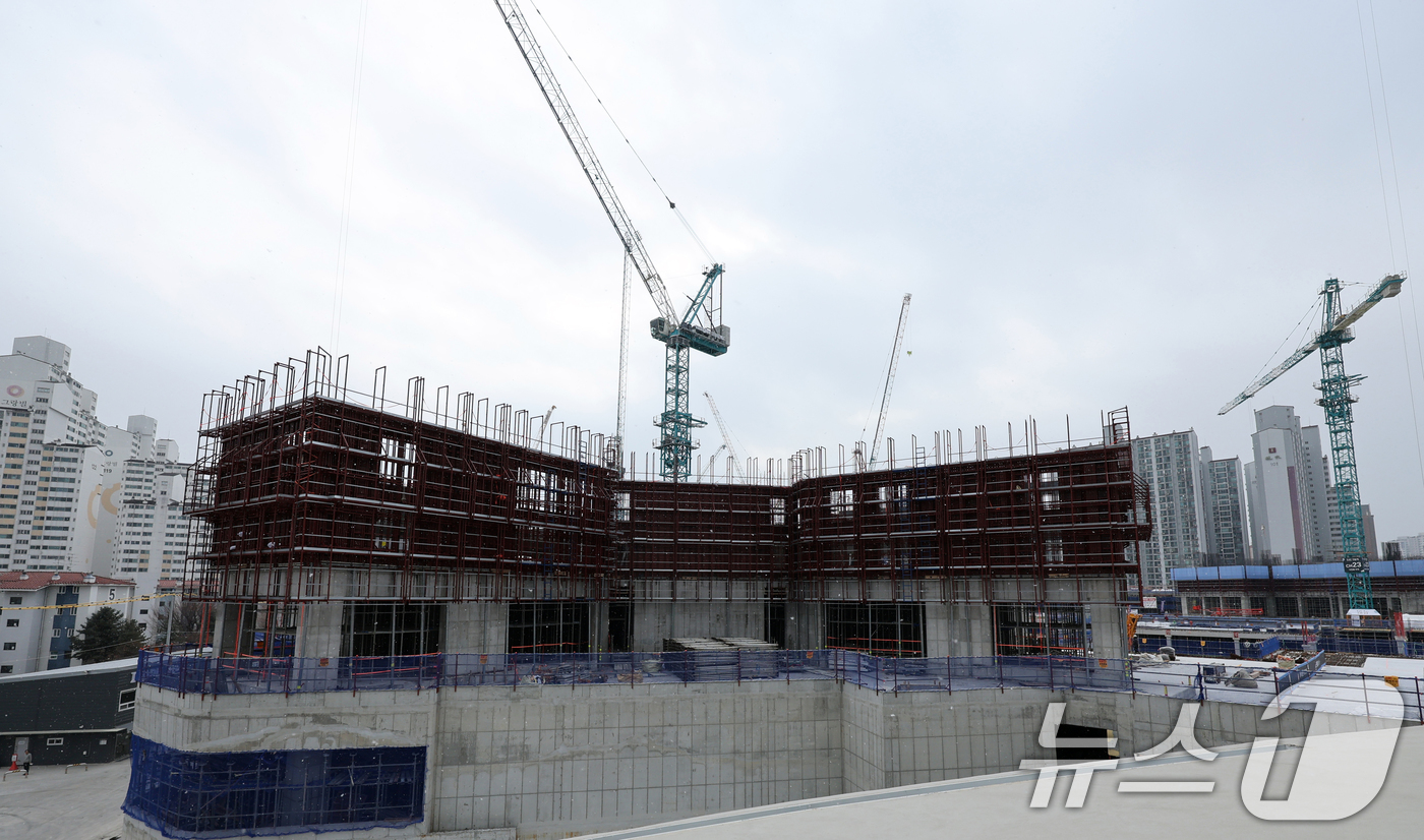 (서울=뉴스1) 황기선 기자 = 12일 오후 서울 노원구 광운대역 물류부지 공사현장에 공사가 진행되고 있다.향후 이곳에는 아파트 3032가구를 비롯해 공공기숙사와 생활 SOC(사회 …