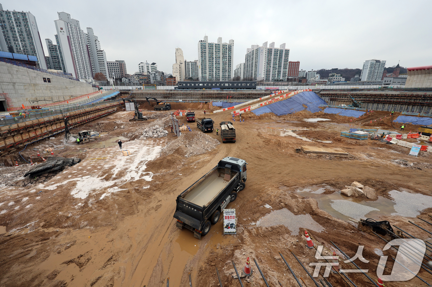 (서울=뉴스1) 황기선 기자 = 12일 오후 서울 노원구 광운대역 물류부지 공사현장에 공사가 진행되고 있다.향후 이곳에는 아파트 3032가구를 비롯해 공공기숙사와 생활 SOC(사회 …