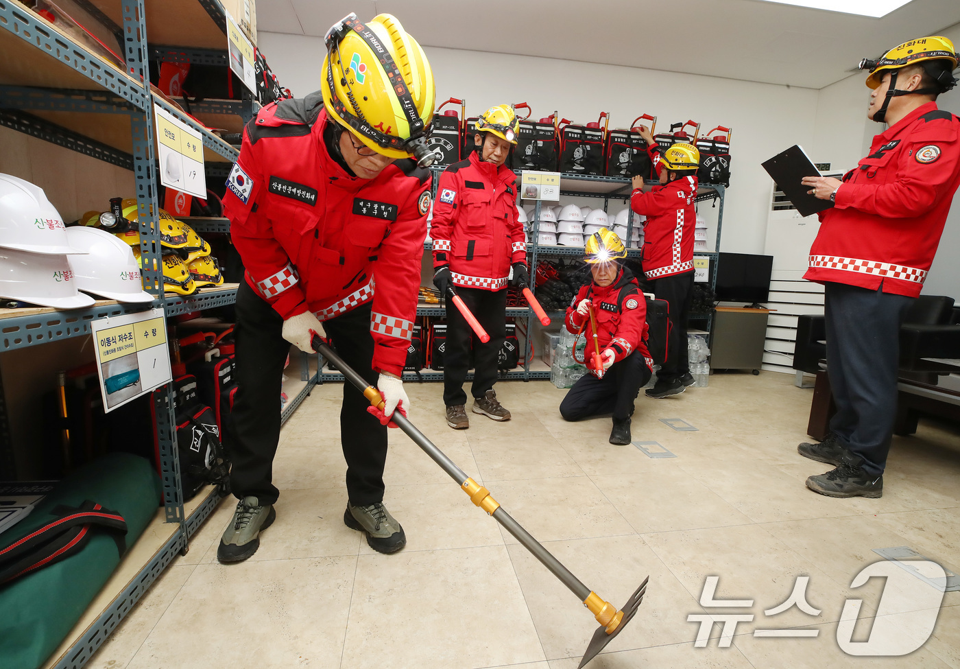 (대구=뉴스1) 공정식 기자 = 겨울철 건조한 날씨가 이어진 12일 대구 동구 지묘동 서원연경공원 산불대응센터에서 산불전문진화대원들이 산불진화장비를 점검하고 있다.산불예방체계 구축 …